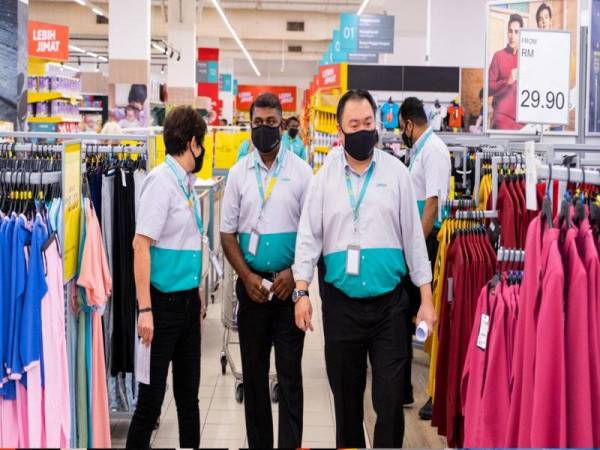 Kenneth melihat antara koleksi baju raya yang terdapat di Lotus's Malaysia.