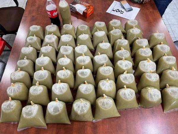 Polis merampas 54 bungkusan air ketum dalam serbuan di sebuah rumah di Kajang, pada Isnin.