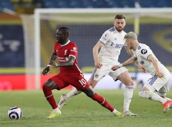 Penyerang Liverpool, Sadio Mane (kiri), berjaya melepasi kawalan pertahanan Leeds United.