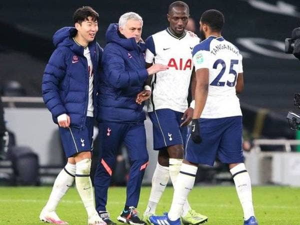 Mourinho bersama sebahagian pemain Tottenham Hotspur.