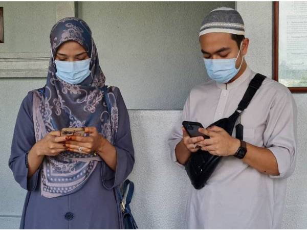 Pasangan suami isteri yang tular merentas negeri ke Johor kerana 'honeymoon' hadir di Mahkamah Majistret Kuala Lumpur pada Selasa untuk pendakwaan bagi pertuduhan memberi maklumat bertulis palsu, bulan lalu.