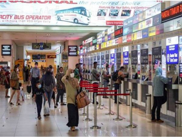 Cubaan seorang lelaki tempatan membeli tiket bas ke Pulau Pinang di Terminal Bersepadu Selatan (TBS), di sini pada Isnin untuk rakan wanitanya warga Vietnam membongkar penemuan surat rentas negeri palsu. Gambar hiasan.