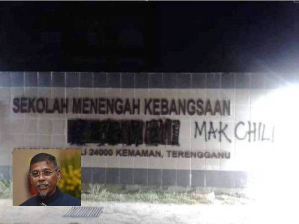Perkataan Permai pada tembok nama sekolah diconteng dan ditukar kepada perkataan Mak Chili dalam kejadian pada Ahad. (Gambar kecil: Hanafiah Mat)