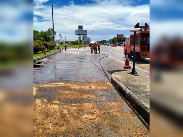 20,000 liter minyak masak tumpah selepas lori tangki yang membawa muatan bahan berkenaan terbabas dan melanggar sisi tiang rumah tol di Plaza Tol Juru arah Utara