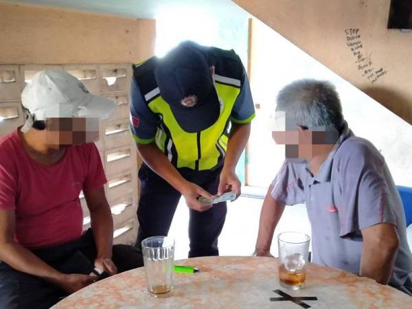 Dua lelaki ini mengaku tidak minum tetapi hanya berbual bagaimanapun di atas meja terdapat dua gelas minuman.