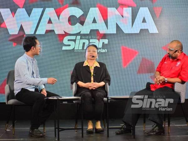 Dari kanan, Mohd Rafiq, Madeline Berma dan Ismail pada Wacana Sinar Harian Siri ke-249 bertajuk 'Darurat: Covid-19 Gagal Ditangani, SOP Separuh Masak?' disiarkan menerusi dalam talian di Facebook Sinar Harian pada Selasa.