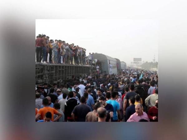 Jumlah mangsa maut dalam nahas kereta api di utara Kaherah, Mesir meningkat kepada 23 orang akibat kenderaan tergelincir dari landasan di bandar Toukh pada Ahad. - Foto Reuters
