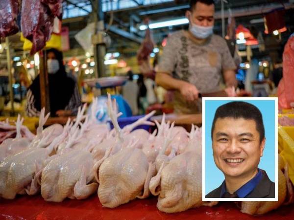 Suasana jualan di sebuah gerai menjual ayam mentah ketika tinjauan di Pasar Jalan Raja Bot sempena pelaksanaan Skim Harga Maksimum Musim Perayaan Hari Raya Puasa (SHMMP) 2021 yang bermula pada Selasa - Foto Bernama (Gambar kecil: Tan Chee Hee)