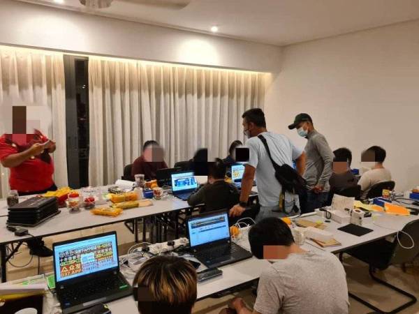 Polis menahan 11 individu dalam serbuan sindiket judi online di sebuah kondominium di Jalan Tun Razak, Kuala Lumpur pada Rabu.