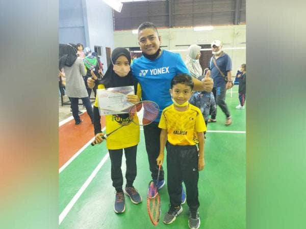 Masyitah (kiri) dan Eizat rakam kenangan bersama jurulatih ARC, Mohd Syairi selepas majlis penutup dan penyampaian sijil Bentong Badminton Champ 2021 di Dewan Serbaguna, Kampung Kuala Repas, Chamang Bentong.