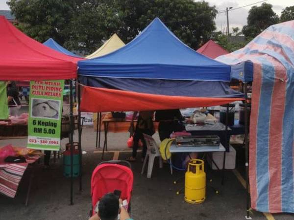Tiada jarak satu meter antara gerai di bazar Ramadan Greenwood.