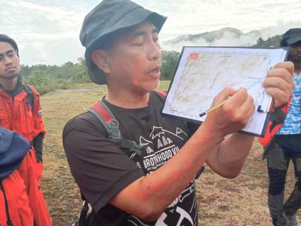 Pensyarah FSB,Encik Arham Muchtar Achmad Bahar menerangkan peta kedudukan kawasan kajian lapangan di kawasan Jeli kepada penuntut UMK.