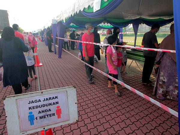 Laluan sehala dipraktikkan bagi mengekalkan penjarakan fizikal sesama pengunjung semasa tinjauan foto Bernama di Bazar Ramadan KotaSAS dalam suasana norma baharu hari ini. 