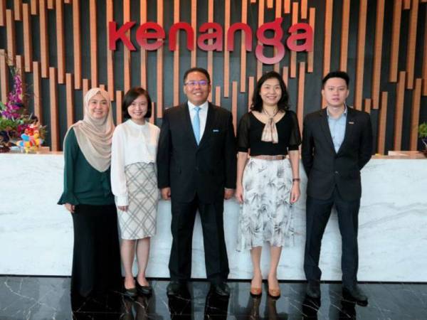 Ismitz (tiga dari kiri) mengakui anugerah yang dirangkul adalah hasil daripada komitmen pihaknya ke arah mencapai prestasi yang mampan.