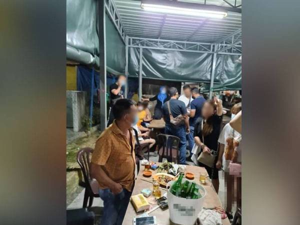Ketika serbuan pelanggan sedang makan dan minum minuman beralkohol. - Foto Ihsan polis