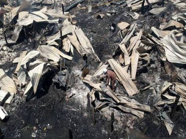 Seramai 350 mangsa dipindahkan ke PPS selepas rumah atas air mereka musnah dalam kebakaran di Kampung Sundang Laut pagi Rabu.