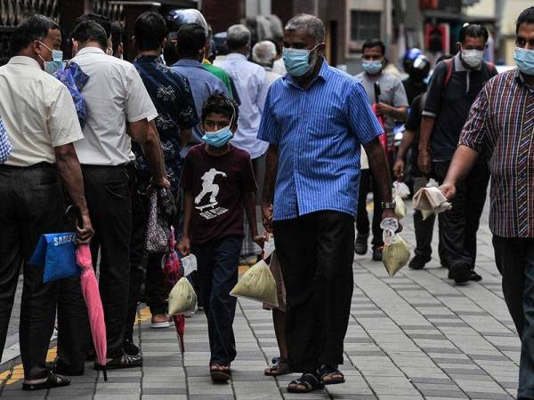 Kelihatan orang ramai mula menunggu giliran untuk mengambil bubur lambuk ketika tinjauan di Masjid India hari ini. 