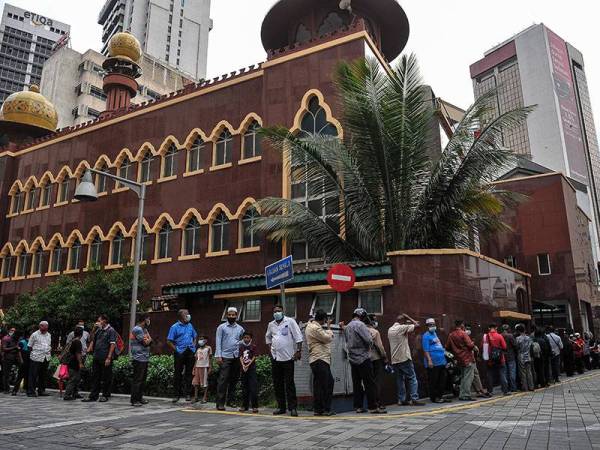 Kelihatan orang ramai mula menunggu giliran untuk mengambil bubur lambuk ketika tinjauan di Masjid India hari ini. 