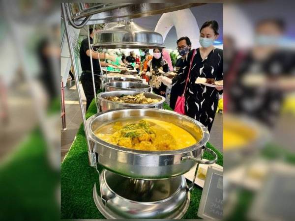 Antara juadah masakan kampung yang disediakan Bintang Katering ketika bufet Ramadan di LTAM Batu Berendam.