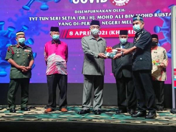 Majlis pelancaran buku Covid-19 Melanda Negara dan Dunia yang disempurnakan oleh Yang Dipertua Negeri Melaka, Tun Dr Mohd Ali Mohd Rustam di Hotel Muzaffar, Ayer Keroh, Melaka pada awal April lalu.