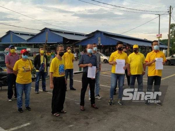 Azrul Suhadi (tiga dari kanan) bersama wakil gabungan tersebut menunjukkan salinan memorandum yang dihantar kepada MBI di hadapan Pasar Borong Ipoh di sini pada Khamis.
