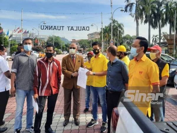 Azrul Suhadi (lima dari kiri) menyerahkan memorandum kepada Pengarah Kanan Pentadbiran dan Operasi MBI, Musa Dun di hadapan Bangunan MBI, di sini pada Khamis.