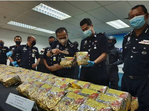 Razarudin (tiga dari kanan) menunjukkan dadah yang dirampas ketika sidang akhbar di IPD Seberang Perai Tengah, Bukit Mertajam pada Khamis.