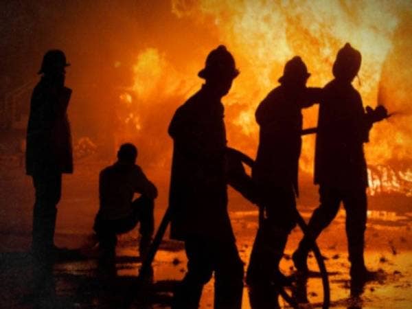 Anggota bomba bertungkus lumus memadam kebakaran. - Foto Bernama