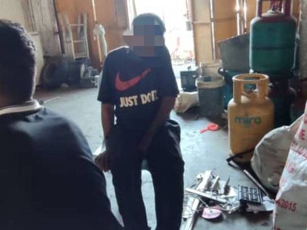 Antara PATI yang ditahan Jabatan Imigresen Selangor dalam Ops Jabatan di sekitar Bukit Beruntung, pada Rabu.