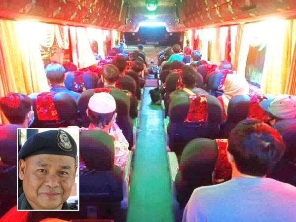 Seramai 42 PATI warga Thailand yang ingin pulang ke negara asal ditangkap oleh anggota PGA Batalion 7 Kuantan dalam sebuah bas di pangkalan haram Tok Awang Belulang, Rantau Panjang pada Rabu. Gambar kecil: Azhari Nusi