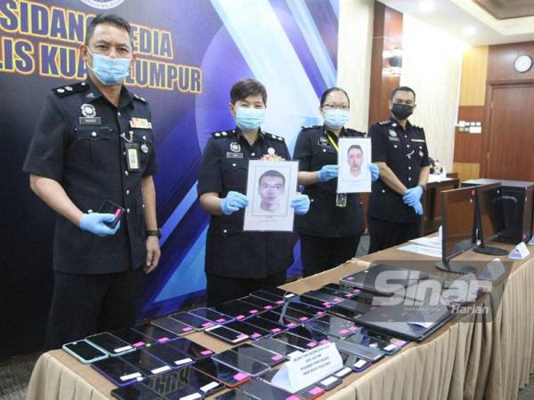 Mohd Mahidisham (kiri) menunjukkan hasil rampasan dan gambar dua suspek pada sidang akhbar di Ibu Pejabat Polis Kontinjen Kuala Lumpur pada Khamis.