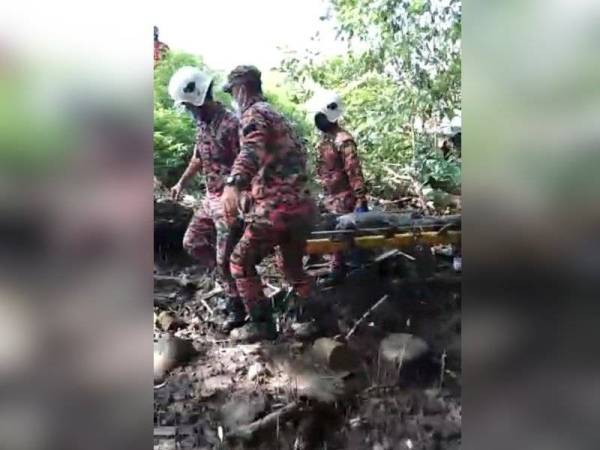Mangsa diangkat ke darat untuk dibawa ke Hospital Kemaman bagi mendapatkan rawatan susulan pada pagi Rabu. - Foto Ihsan bomba