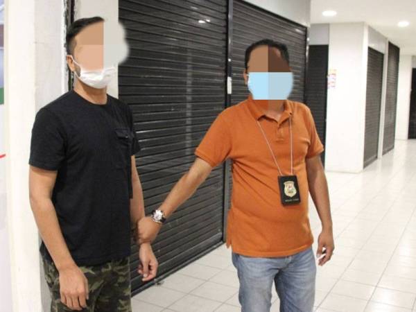 Imigresen menahan dalang sindiket warga Pakistan (kiri) di Jalan Ipoh, Kuala Lumpur pada Rabu.