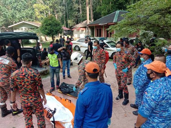 Dua mayat penuntut UMP yang lemas ditemukan pasukan bomba di kawasan Air Terjun Sungai Pandan, Kuantan pada Khamis. - Foto ihsan APM Pahang