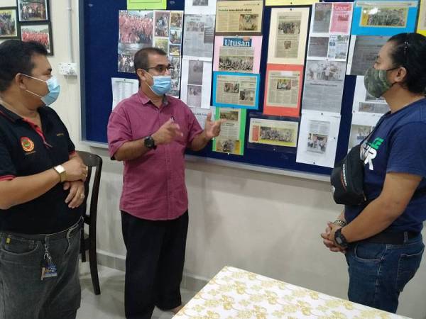 Mohd Taufiq (kanan) meluahkan masalah yang dihadapi peniaga kepada Jhangir Khan (tengah).