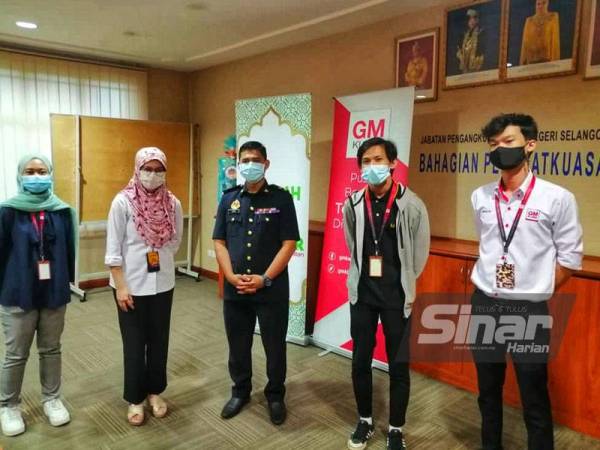 Kakitangan GM Klang diketuai Norsuhaida (dua dari kiri) bergambar bersama Mohamad Hafiz ketika program Singgah Sinar Iftar 1-Meter di JPJ Padang Jawa pada Khamis.