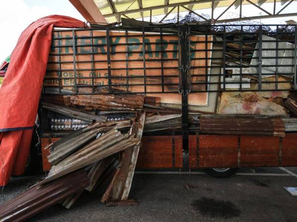 Minuman keras berkenaan ditemui di dalam dua buah lori dengan muatan besi buruk yang dibawa sebuah tongkang. - Foto Bernama