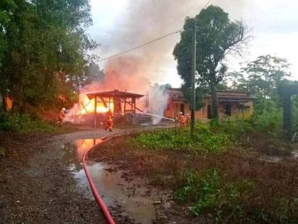Rumah yang tidak berpenghuni terbakar 95 peratus. - Foto ihsan bomba