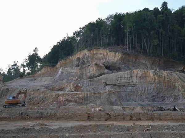 Sebuah bukit yang digondolkan dipercayai untuk pembangunan ketika tinjauan sempena Hari Bumi Sedunia, hari ini.