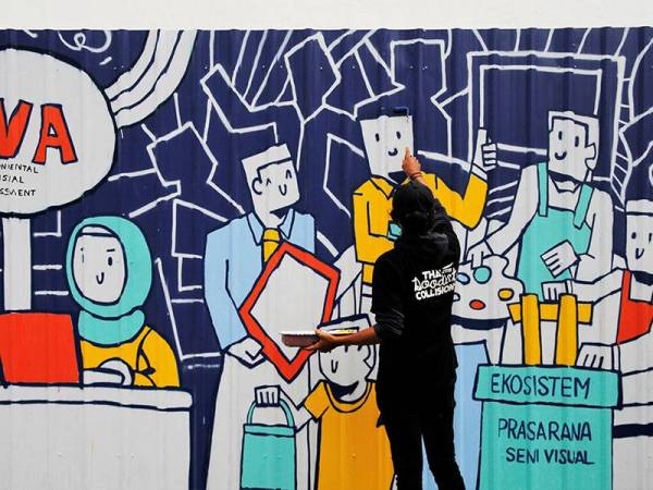 Pelukis doodleWan Muhammad Huzaifah Wan Basir, 22, melakukan kerja-kerja bagi menyiapkan lukisan doodle pada pagar penghadang 'hoarding' di Balai Seni Negara hari ini.