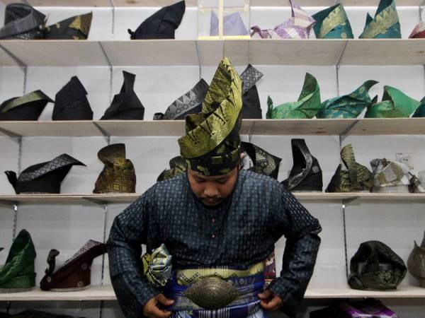 Mohd Ridzuan memakai tanjak bersama pakaian tradisional Melayu ketika ditemui di Kompleks Silveritage Ipoh baru-baru ini. - Foto Bernama