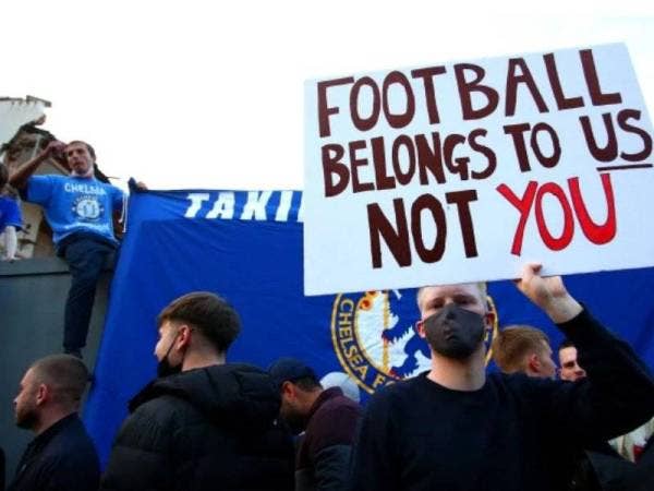 Sebahagian daripada peminat fanatik Chelsea yang membuat protes terhadap penyertaan kelab Inggeris itu dalam ESL.