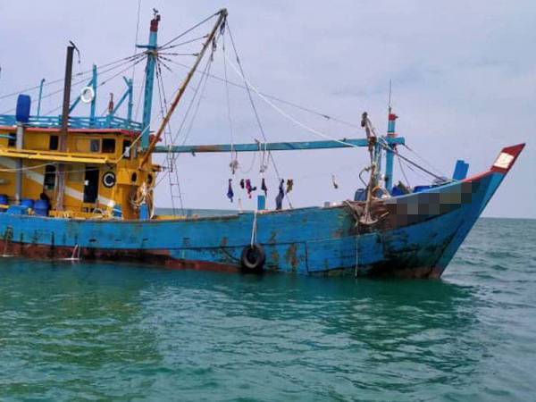 Bot nelayan tempatan Kelas C yang ditahan di perairan Kuala Kuantan kerana disyaki langgar syarat lesen,pada petang Khamis.