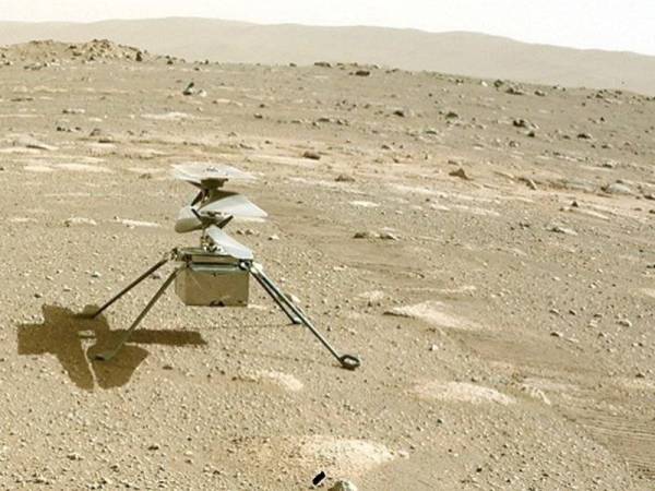 Gambar fail menunjukkan Helikopter mini Ingenuity di planet Marikh pada Isnin lalu. - Foto AFP