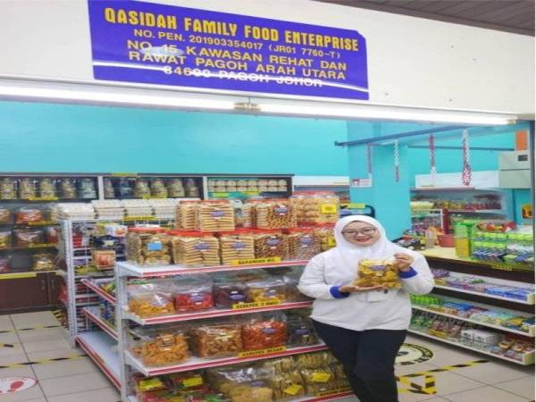 Norhasidah Sahal yang menjual pilihan produk makanan dan cenderamata tempatan.