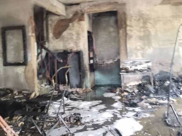 Ruang tamu kediaman berkenaan yang hangus dalam kebakaran itu.