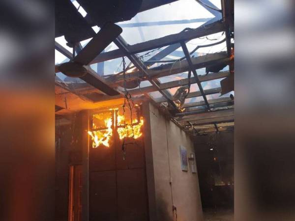 Keadaan kebakaran sebuah rumah di Taman Desa, Kluang pada Khamis.