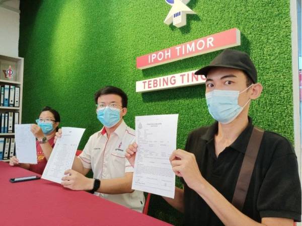 Chong (kanan) ditemani Setiausaha Politik Ahli Parlimen Ipoh Timur, Steven Tiw (tengah) pada sidang akhbar di Pejabat DAP Ipoh Timur dan ADUN Tebing Tinggi di Manhattan Business Centre, Ipoh pada Jumaat.