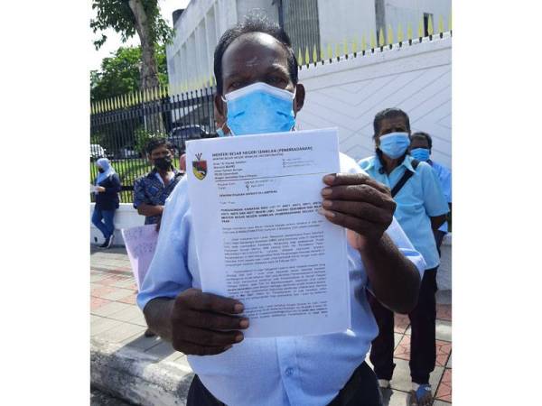 Shonmugam menunjukkan notis yang diterima untuk berpindah ke Pangsapuri Lobak.