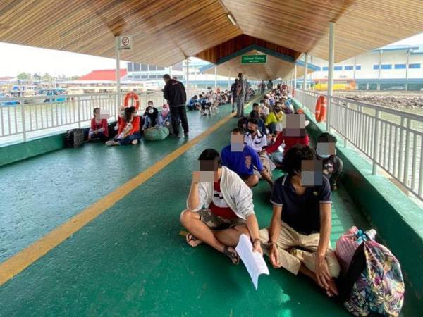 Proses penghantaran pulang PATI warga Indonesia di Pelabuhan Tawau pada Jumaat.